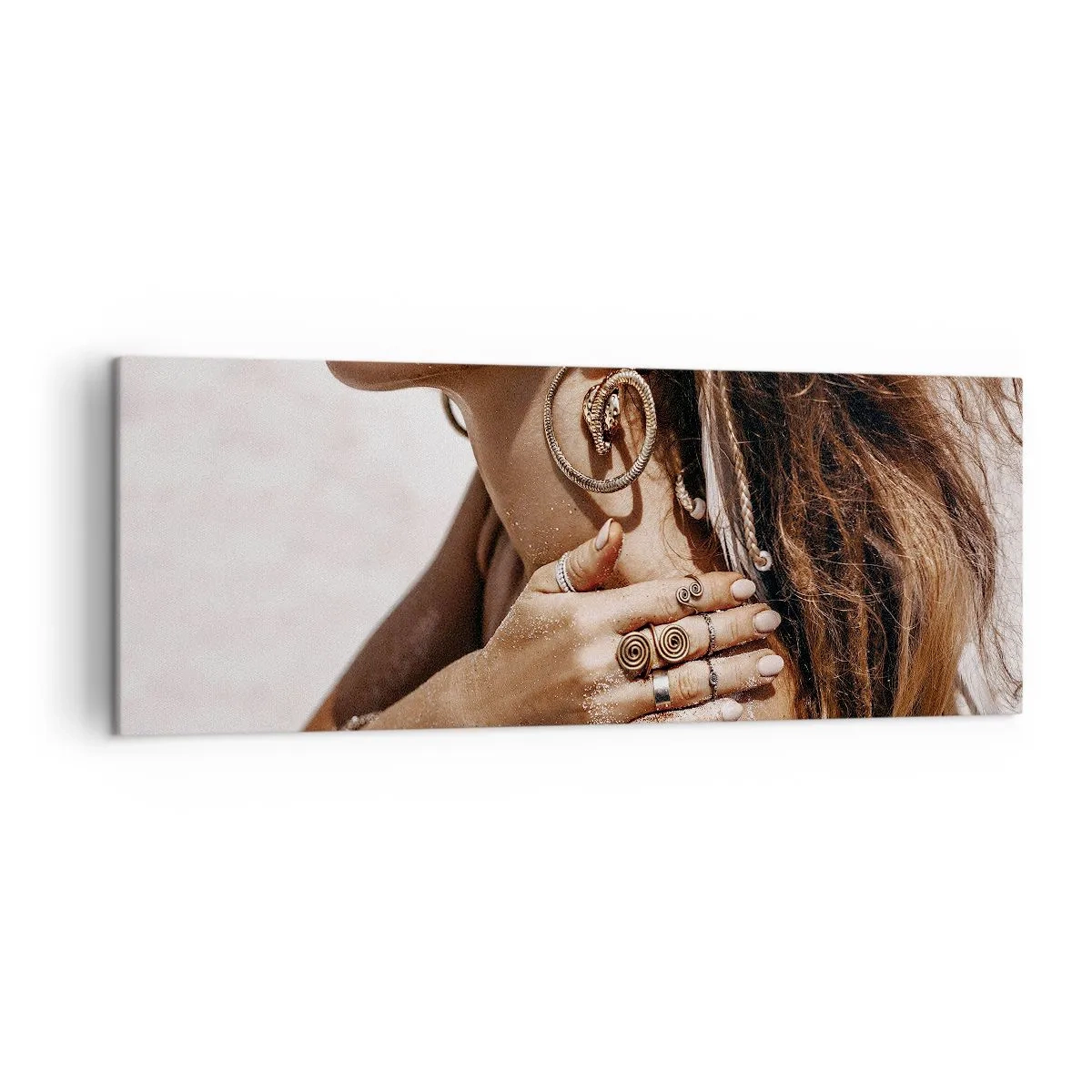Cuadro sobre lienzo - Impresión de Imagen - Mujer elegante con joyas sobre un fondo de arena clara. - 140x50cm - Reina de la playa salvaje - Decoración de pared moderna para salón y dormitorio ARTTOR