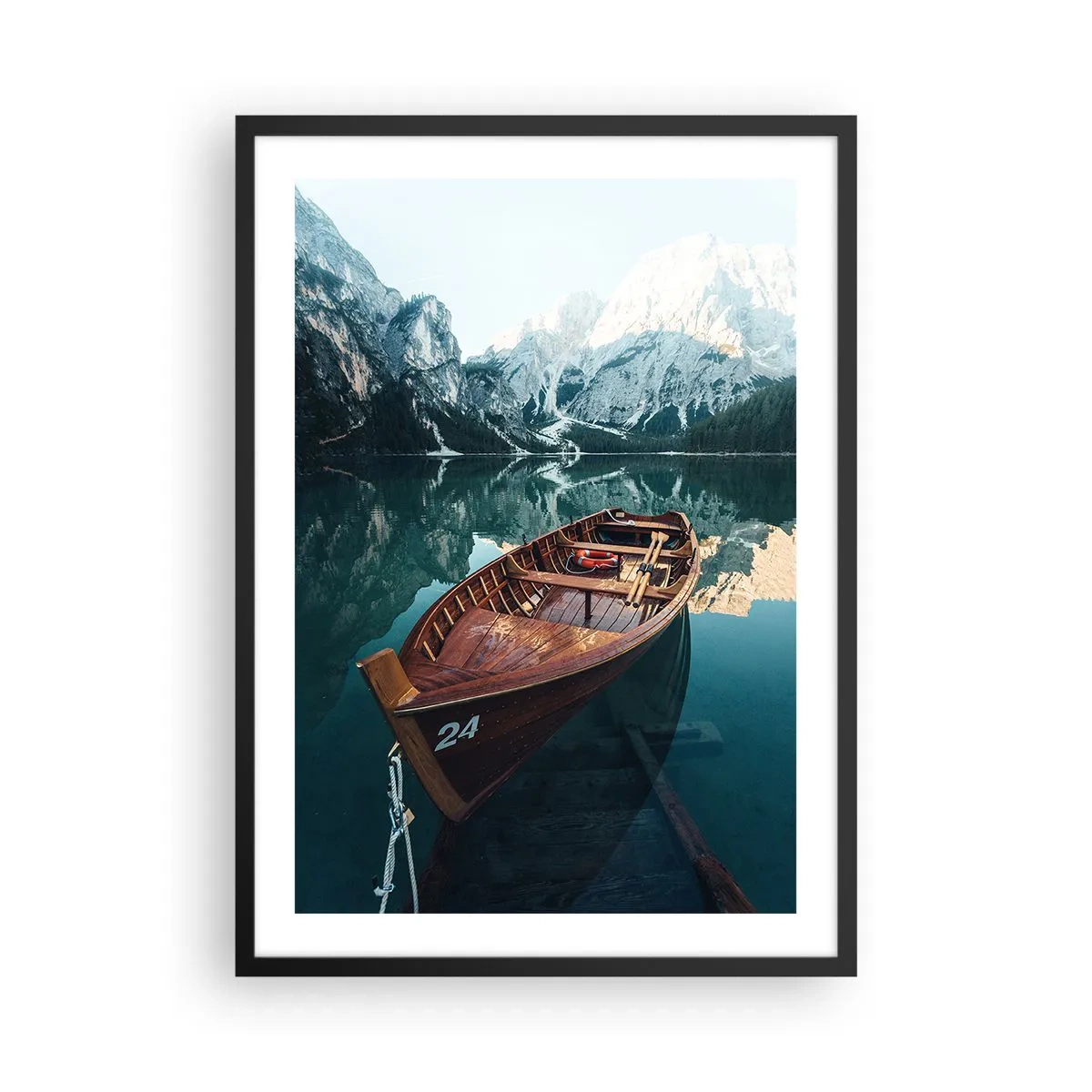 Póster en marco negro - Un barco de madera en un lago tranquilo rodeado de montañas. - 50x70cm - Como pintado en cristal - Decoración de pared moderna para salón y dormitorio ARTTOR