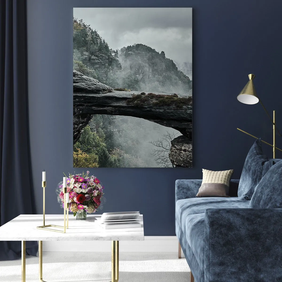 Cuadro sobre vidrio - Impresiones sobre Vidrio - Un arco de piedra rodeado de montañas brumosas y bosques. - 80x120cm - La aventura está a punto de comenzar - Decoración de pared moderna para salón y dormitorio ARTTOR