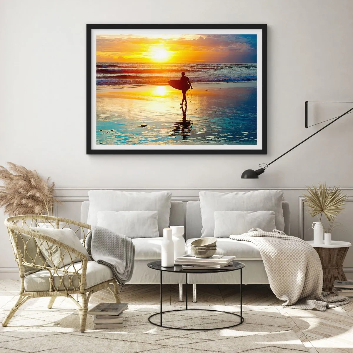 Póster en marco negro - Un surfista caminando por la playa al atardecer con una tabla en la mano. - 100x70cm - El regreso del guerrero - Decoración de pared moderna para salón y dormitorio ARTTOR