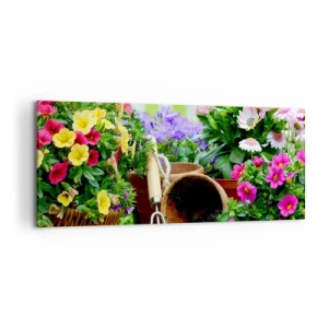 Cuadro sobre lienzo - Impresión de Imagen - Flores de colores en macetas con herramientas de jardinería sobre la mesa. - 120x50cm - El jardín de Sofía - Decoración de pared moderna para salón y dormitorio ARTTOR