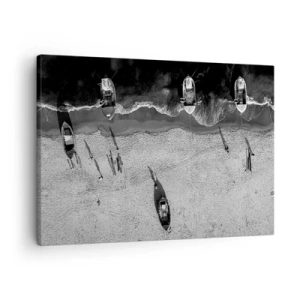 Cuadro sobre lienzo - Impresión de Imagen - Vista aérea en blanco y negro de barcos en la playa. - 70x50cm - Aún en la orilla... - Decoración de pared moderna para salón y dormitorio ARTTOR