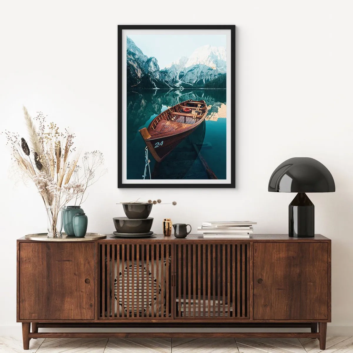 Póster en marco negro - Un barco de madera en un lago tranquilo rodeado de montañas. - 50x70cm - Como pintado en cristal - Decoración de pared moderna para salón y dormitorio ARTTOR
