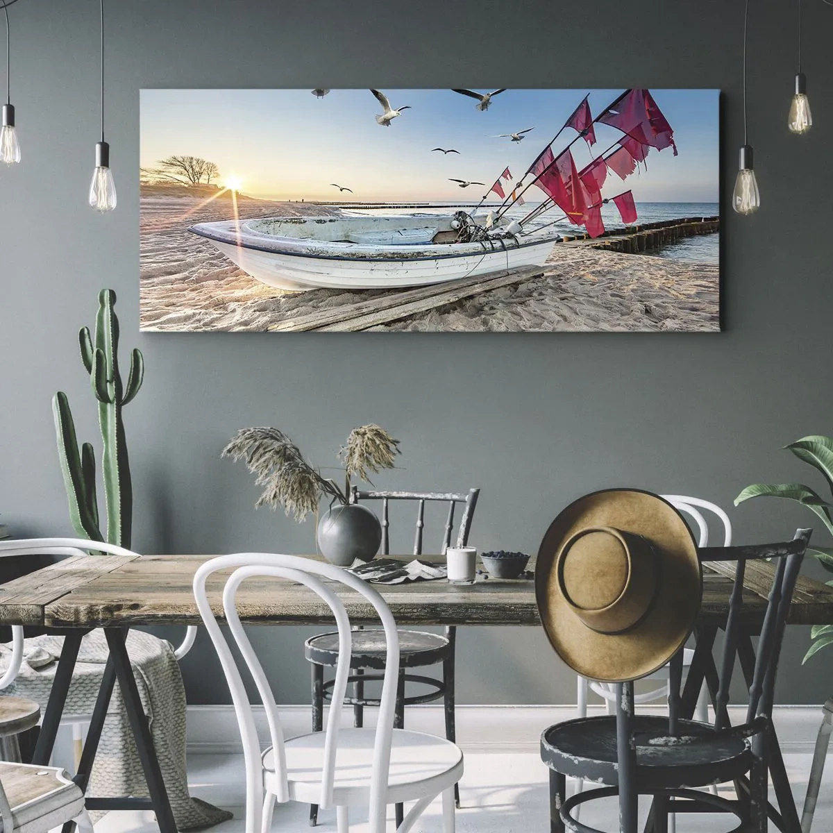 Cuadro sobre lienzo - Impresión de Imagen - Un barco en la playa al amanecer con gaviotas y banderas rojas. - 160x50cm - Un merecido descanso - Decoración de pared moderna para salón y dormitorio ARTTOR