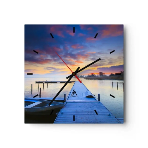Reloj de pared - Reloj de vidrio - Un embarcadero junto al lago al atardecer con un barco en la orilla. - 30x30cm - Calma púrpura y dorada - Decoración de pared moderna para salón y dormitorio ARTTOR
