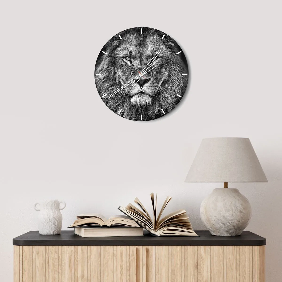 Reloj de pared - Reloj de vidrio - Retrato en blanco y negro de un majestuoso león. - 30x30cm - Con el atuendo de la coronación - Decoración de pared moderna para salón, cocina y dormitorio ARTTOR