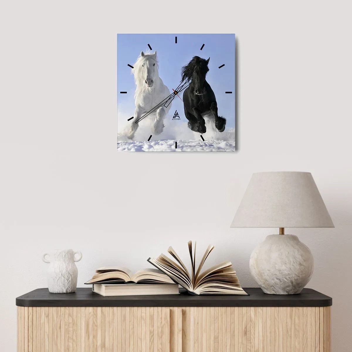 Reloj de pared - Reloj de vidrio - Un caballo blanco y uno negro galopando por la nieve. - 30x30cm - Galope blanco y negro - Decoración de pared moderna para salón y dormitorio ARTTOR