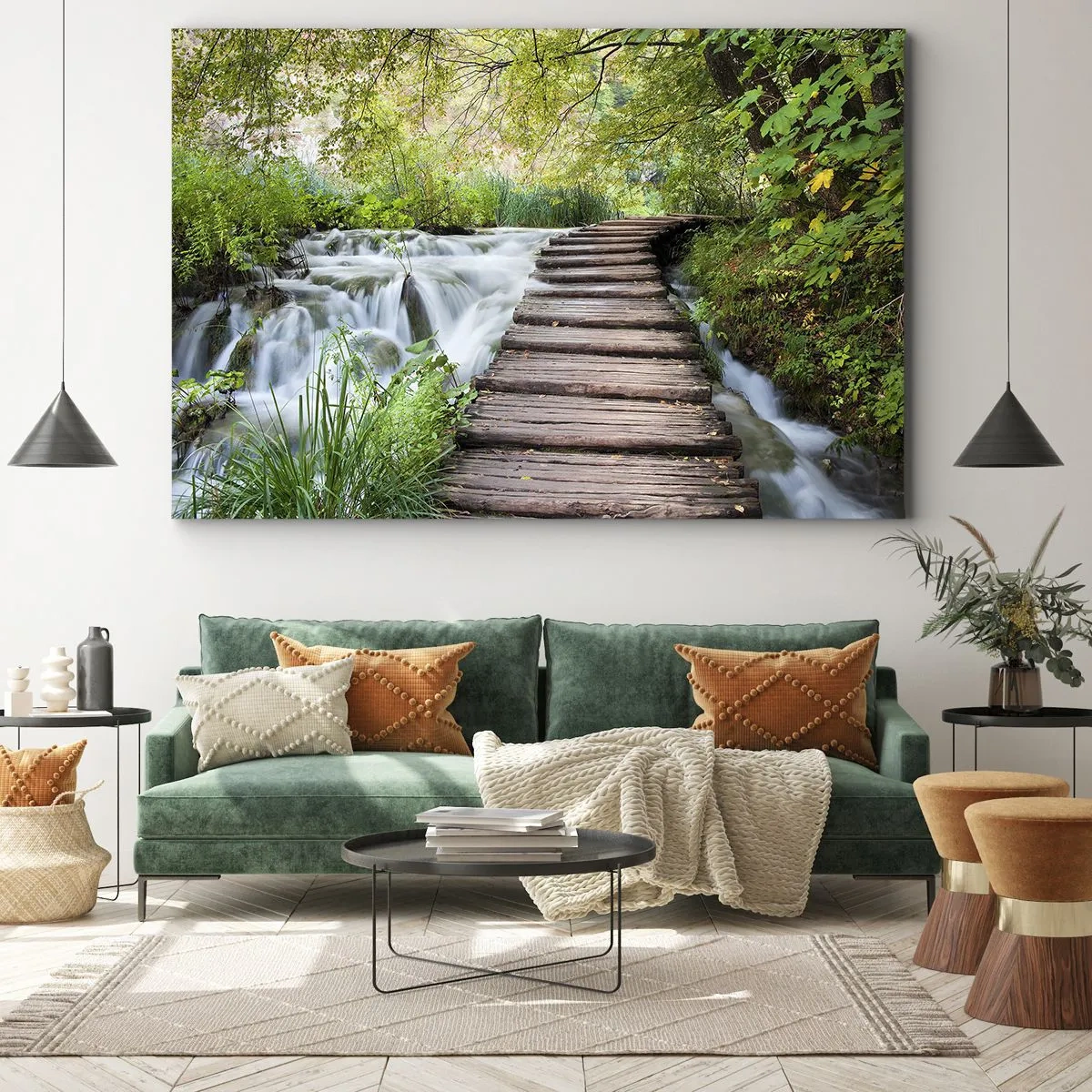 Cuadro sobre lienzo - Impresión de Imagen - Un puente de madera sobre una cascada rodeado de un exuberante bosque verde. - 120x80cm - No es agua silenciosa en absoluto - Decoración de pared moderna para salón y dormitorio ARTTOR