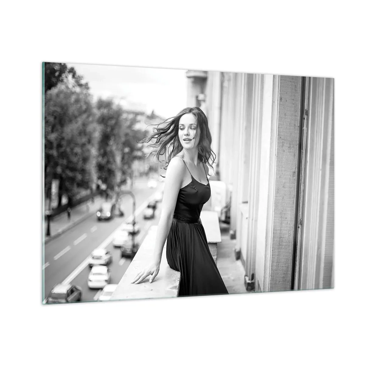 Cuadro sobre vidrio - Impresiones sobre Vidrio - Una mujer con un vestido negro en un balcón de estilo parisino. - 100x70cm - Ciertamente, parisina - Decoración de pared moderna para salón y dormitorio ARTTOR