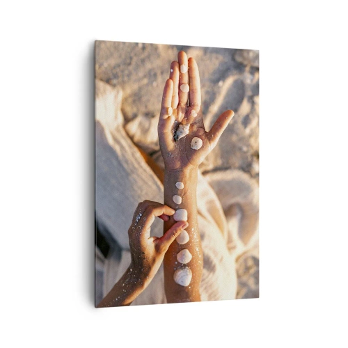 Cuadro sobre lienzo - Impresión de Imagen - Manos con conchas marinas dispuestas sobre el fondo de arena. - 70x100cm - La belleza al alcance de la mano - Decoración de pared moderna para salón y dormitorio ARTTOR