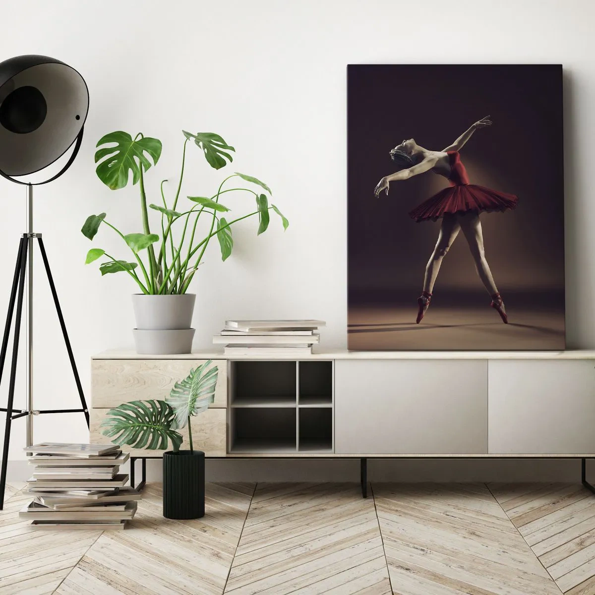 Cuadro sobre lienzo - Impresión de Imagen - Una bailarina de ballet con un vestido rojo frente a un escenario de fondo. - 50x70cm - Primera bailarina - Decoración de pared moderna para salón y dormitorio ARTTOR