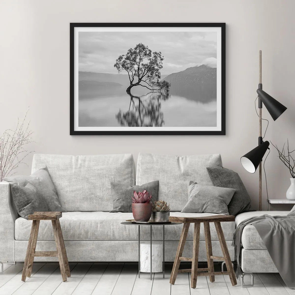 Póster en marco negro - Un árbol solitario reflejado en el agua con montañas al fondo. - 70x50cm - Existe tal lugar en el mundo - Decoración de pared moderna para salón y dormitorio ARTTOR