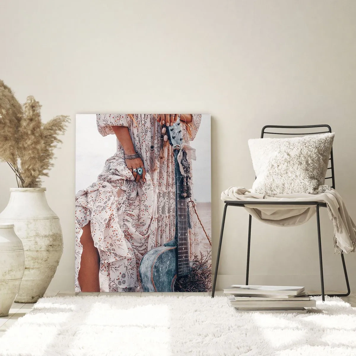 Cuadro sobre vidrio - Impresiones sobre Vidrio - Mujer de estilo boho con guitarra en la playa - 80x120cm - Una flor en el camino - Decoración de pared moderna para salón y dormitorio ARTTOR
