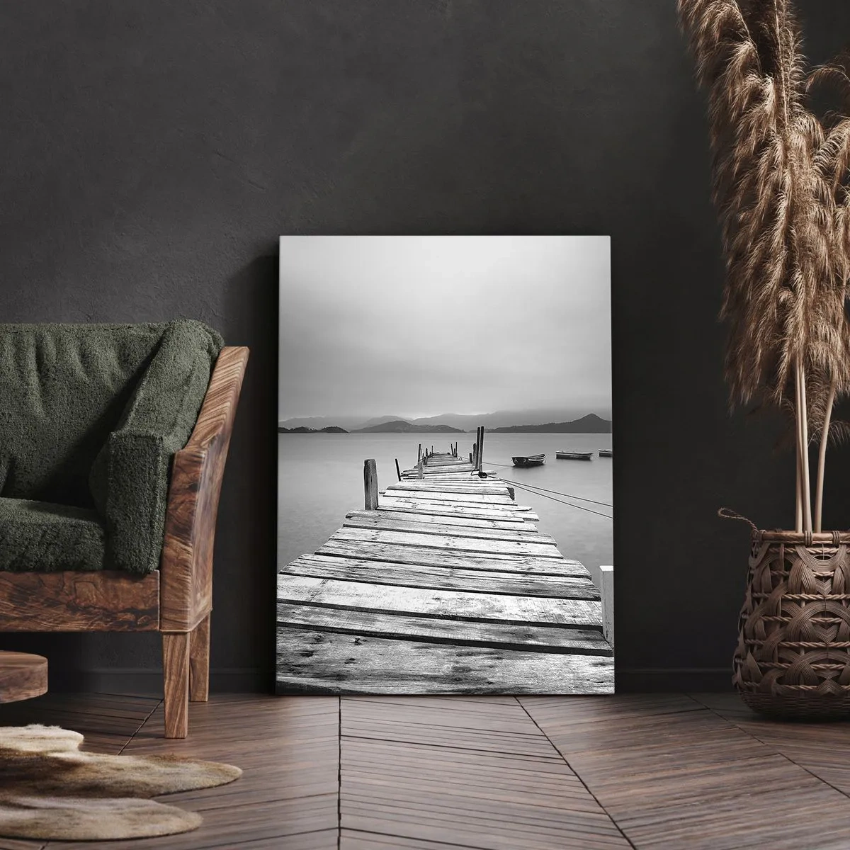 Cuadro sobre lienzo - Impresión de Imagen - Una vista en blanco y negro de un embarcadero de madera y un lago tranquilo. - 50x70cm - Más allá de las montañas, más allá de los mares - Decoración de pared moderna para salón y dormitorio ARTTOR