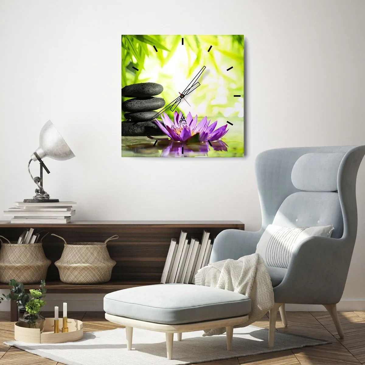 Reloj de pared - Reloj de vidrio - Una pila de piedras zen y una flor de loto sobre un fondo de hojas de bambú. - 30x30cm - En una cabaña de bambú - Decoración de pared moderna para salón y dormitorio ARTTOR