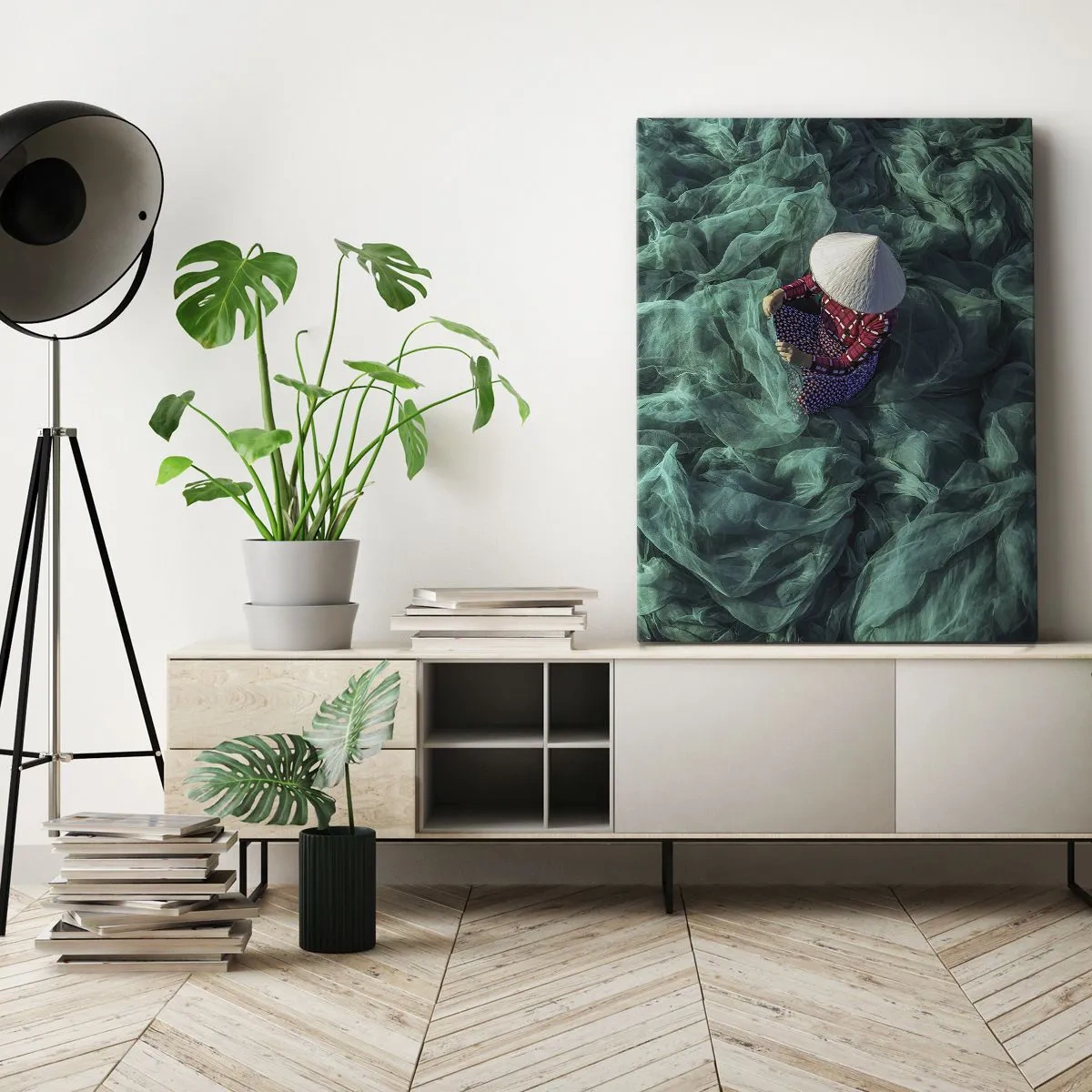 Cuadro sobre lienzo - Impresión de Imagen - Una persona con sombrero entre redes de pesca verdes. - 50x70cm - En un mar de redes - Decoración de pared moderna para salón y dormitorio ARTTOR