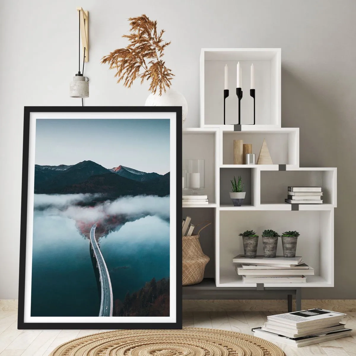Póster en marco negro - Un puente sobre un lago tranquilo, que refleja las montañas en el fondo. - 50x70cm - Sobre el agua lisa como un espejo - Decoración de pared moderna para salón y dormitorio ARTTOR
