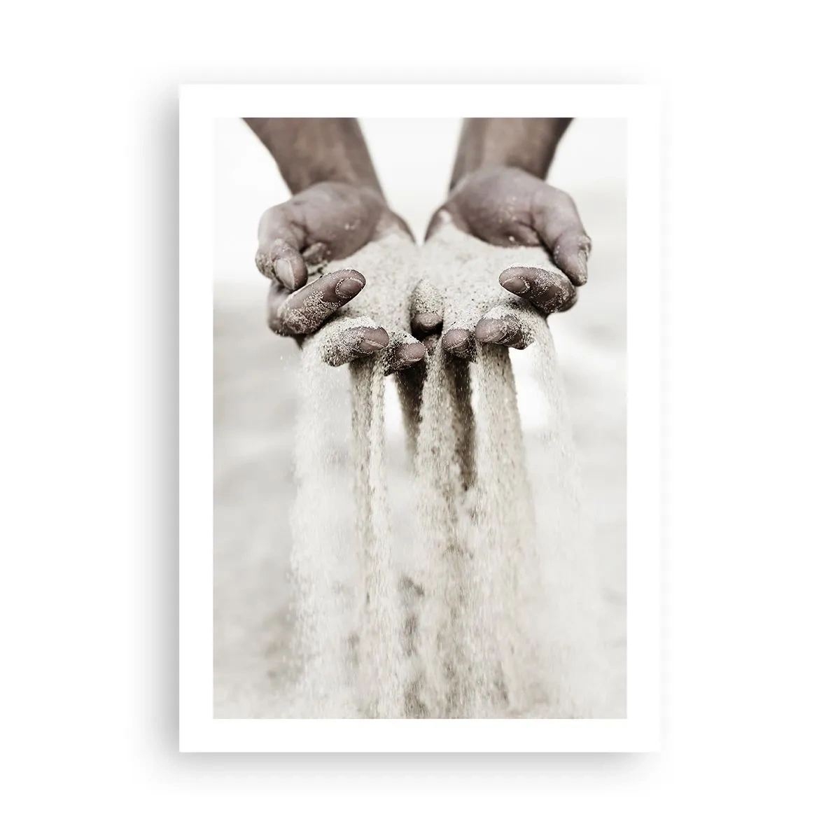 Póster - Manos sosteniendo arena, simbolizando la fugacidad y fragilidad del momento. - 50x70cm - Con estas manos... - Decoración de pared moderna para salón y dormitorio ARTTOR