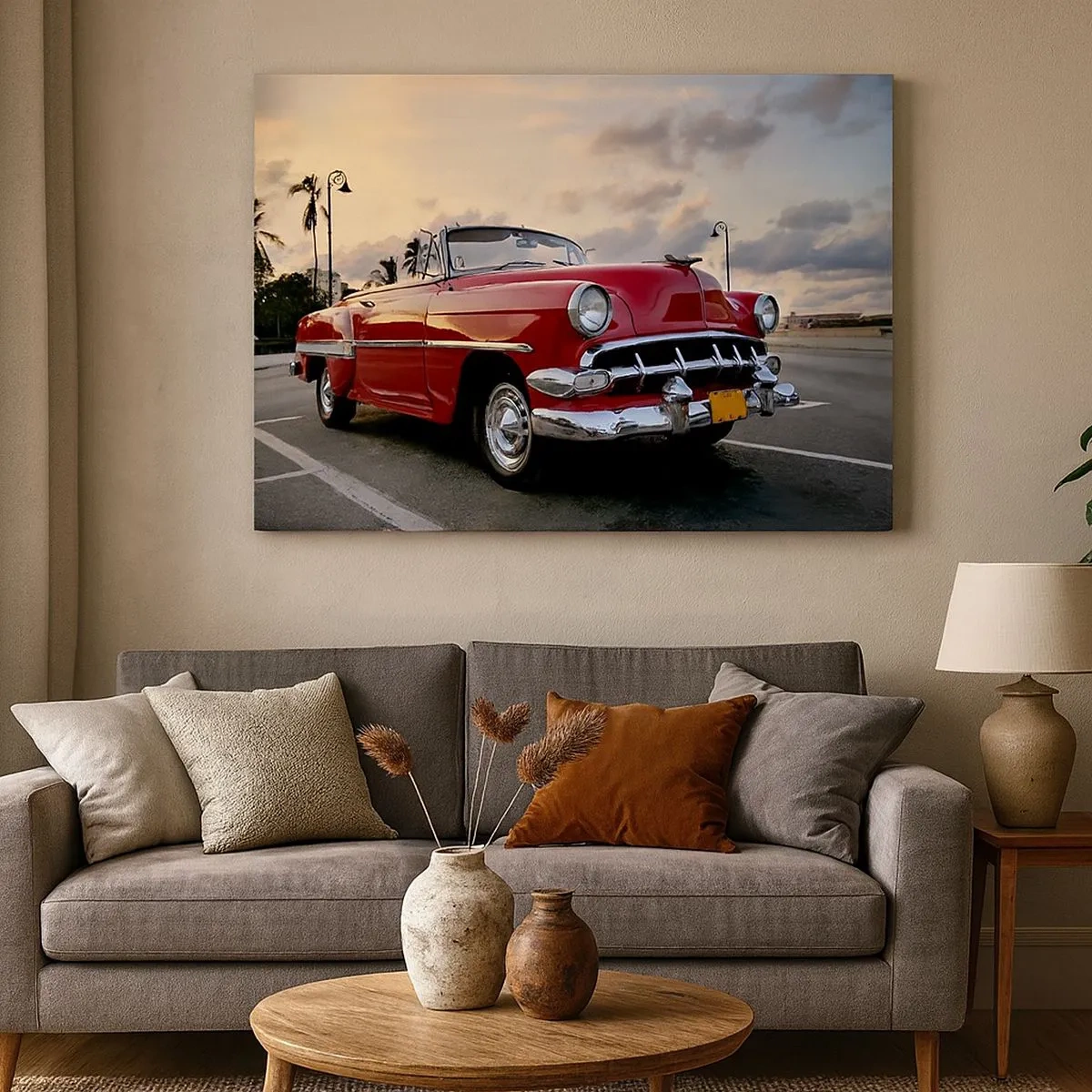Cuadro sobre lienzo - Impresión de Imagen - Un clásico convertible rojo aparcado junto a las palmeras al anochecer. - 70x50cm - El rojo calor de los trópicos - Decoración de pared moderna para salón y dormitorio ARTTOR