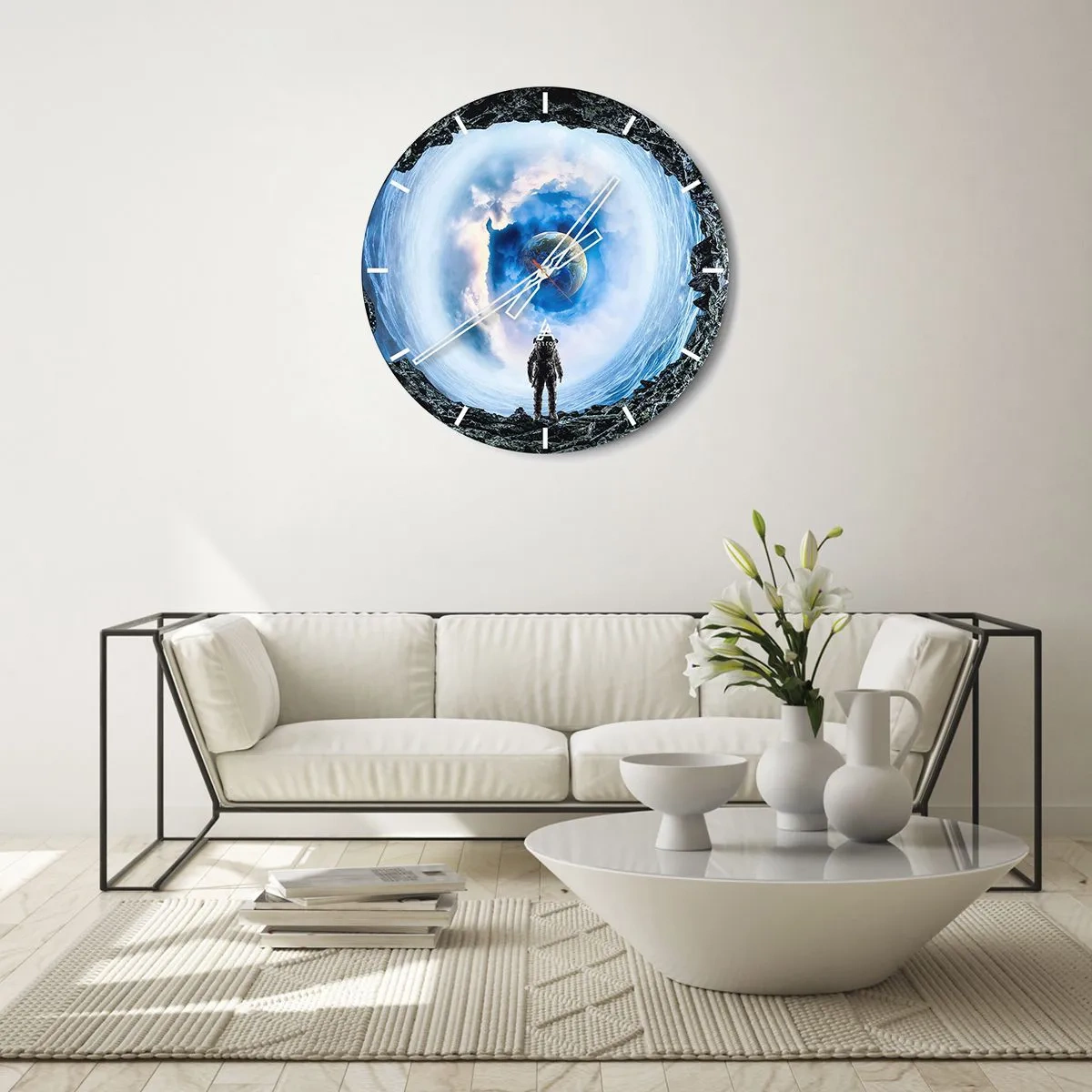 Reloj de pared - Reloj de vidrio - Un cosmonauta en la superficie con una vista de la Tierra y el cielo. - 30x30cm - No muy lejos de casa - Decoración de pared moderna para salón, cocina y dormitorio ARTTOR