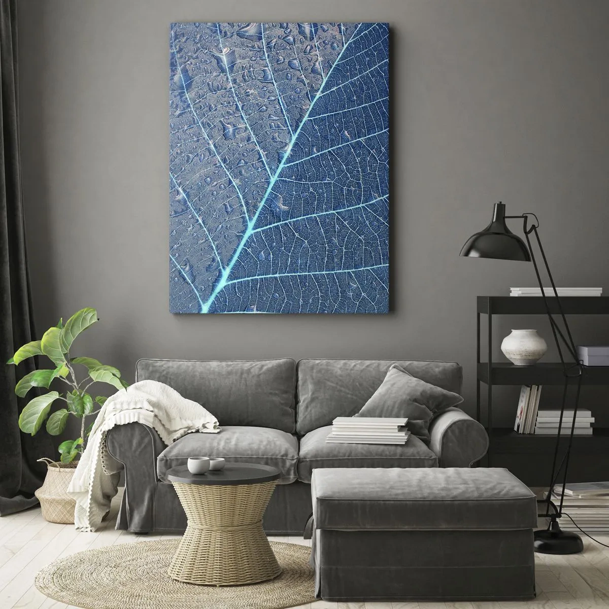 Cuadro sobre lienzo - Impresión de Imagen - Una hoja en tonos azules con gotas de agua. - 80x120cm - Vida en el azul - Decoración de pared moderna para salón y dormitorio ARTTOR