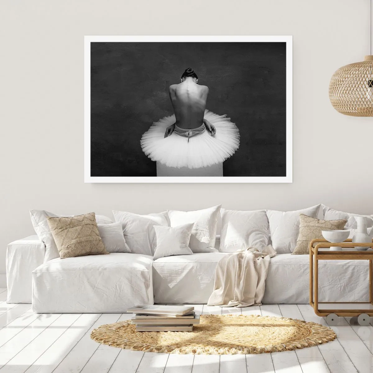 Póster - Una bailarina de ballet en una pose clásica sobre un fondo oscuro. - 100x70cm - Rodeada de pétalos - Decoración de pared moderna para salón y dormitorio ARTTOR