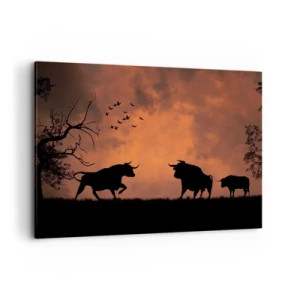 Cuadro sobre lienzo - Impresión de Imagen - Siluetas de toros contra un cielo naranja al atardecer - 100x70cm - Espectáculo dramático de la naturaleza - Decoración de pared moderna para salón y dormitorio ARTTOR