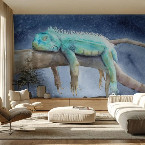 Fotomural Premium Sand - Iguana azul descansando en una rama - 100x70cm - Me siento bien, ¿y tú? - Decoración de pared moderna para salón y dormitorio ARTTOR