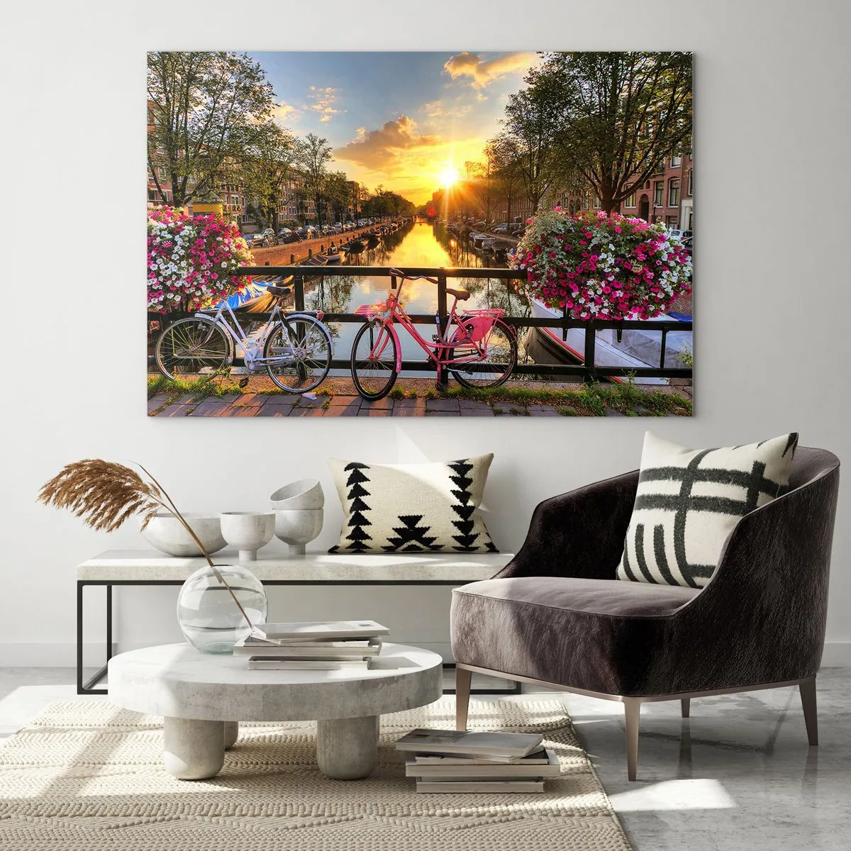 Cuadro sobre vidrio - Impresiones sobre Vidrio - Puesta de sol sobre el canal con bicicletas al fondo - 120x80cm - Mañana de primavera en Ámsterdam - Decoración de pared moderna para salón y dormitorio ARTTOR
