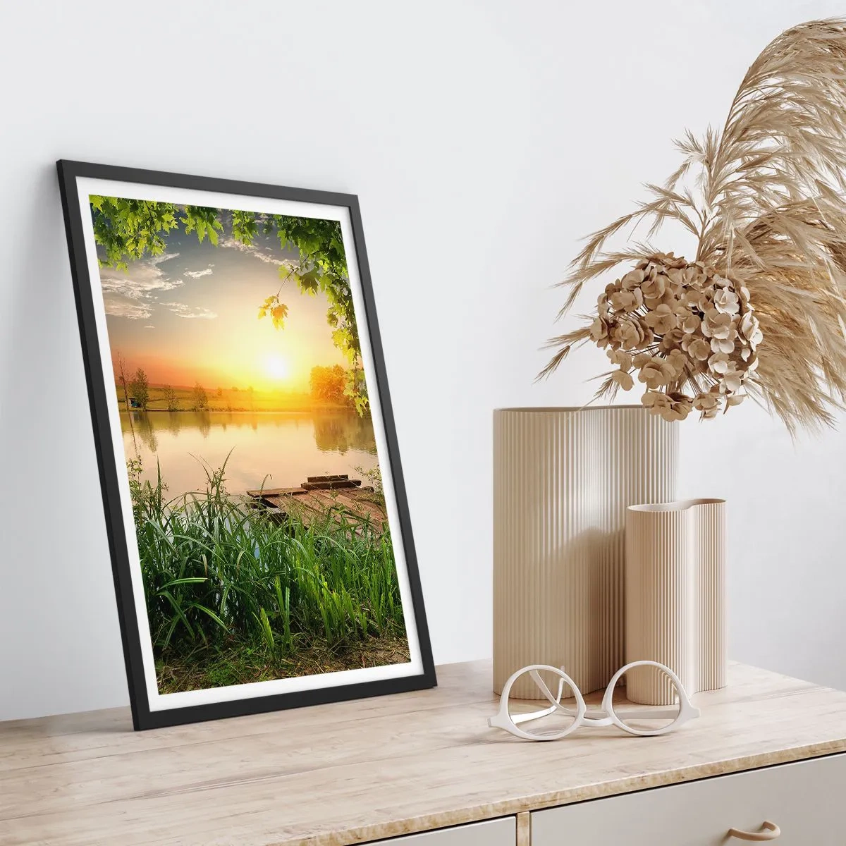 Póster en marco negro - Puesta de sol sobre el lago con un muelle - 50x70cm - Paisaje en un marco verde - Decoración de pared moderna para salón y dormitorio ARTTOR