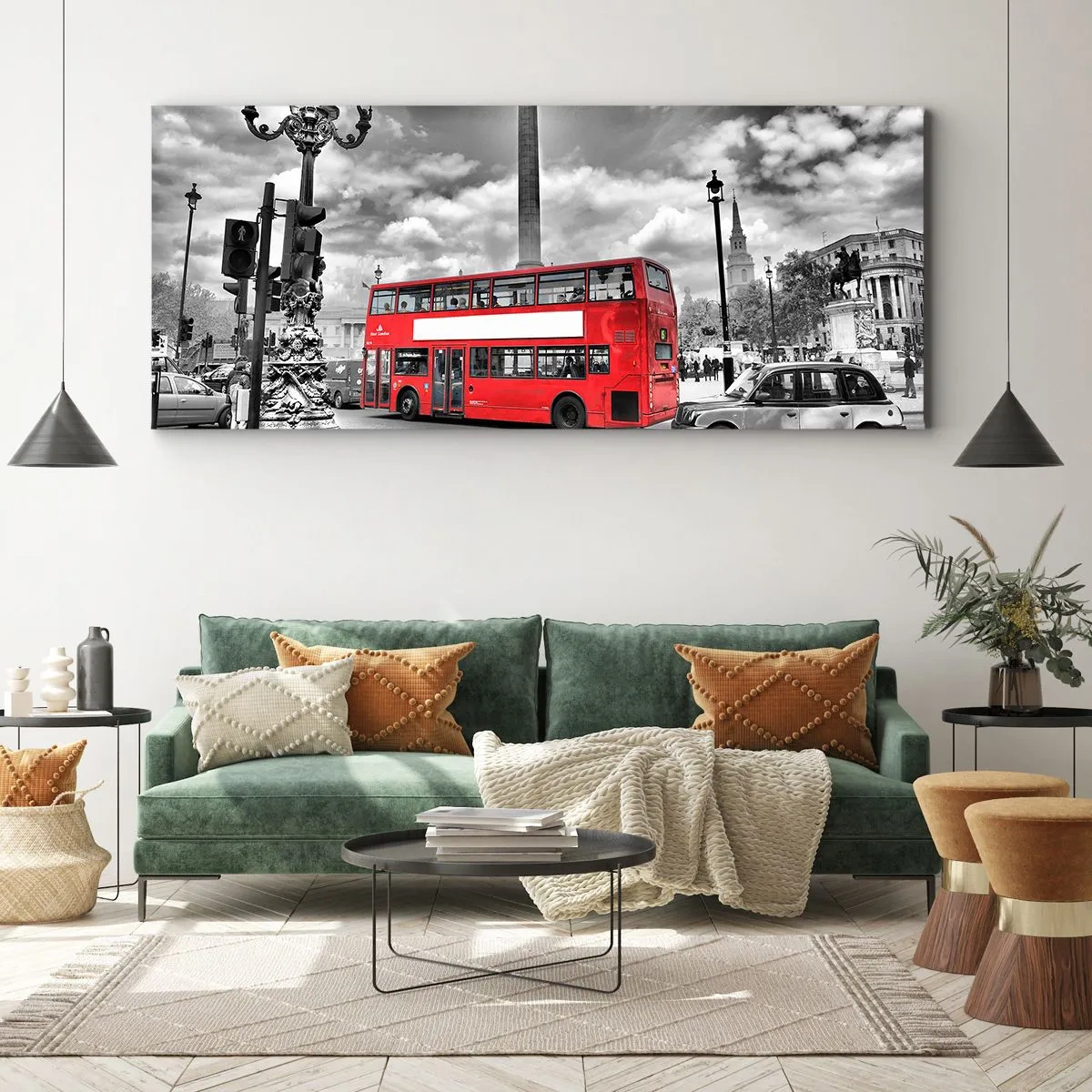 Cuadro sobre lienzo - Impresión de Imagen - Un autobús rojo de dos pisos contra un fondo de ciudad en blanco y negro. - 160x50cm - El verdadero torrente sanguíneo de la ciudad - Decoración de pared moderna para salón y dormitorio ARTTOR