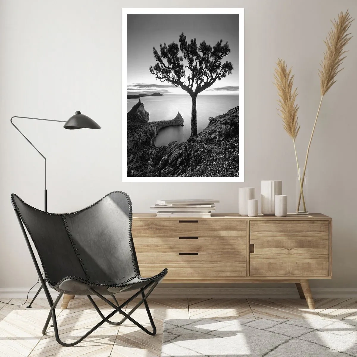 Póster - Paisaje en blanco y negro con un árbol solitario sobre un acantilado. - 50x70cm - Calma hasta el horizonte - Decoración de pared moderna para salón y dormitorio ARTTOR