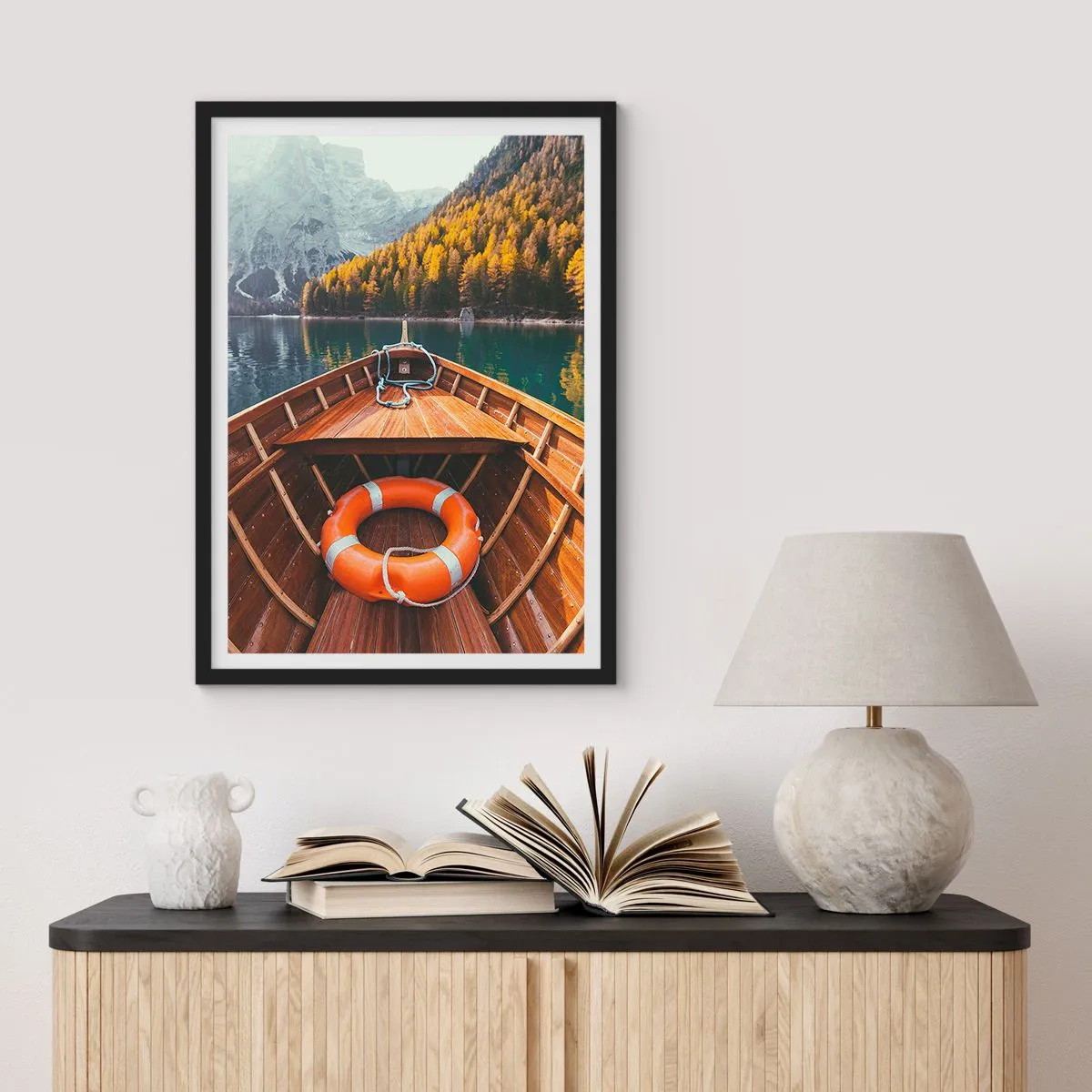 Póster en marco negro - Un barco de madera en un lago rodeado de montañas. - 50x70cm - Viaje a la montaña - Decoración de pared moderna para salón y dormitorio ARTTOR