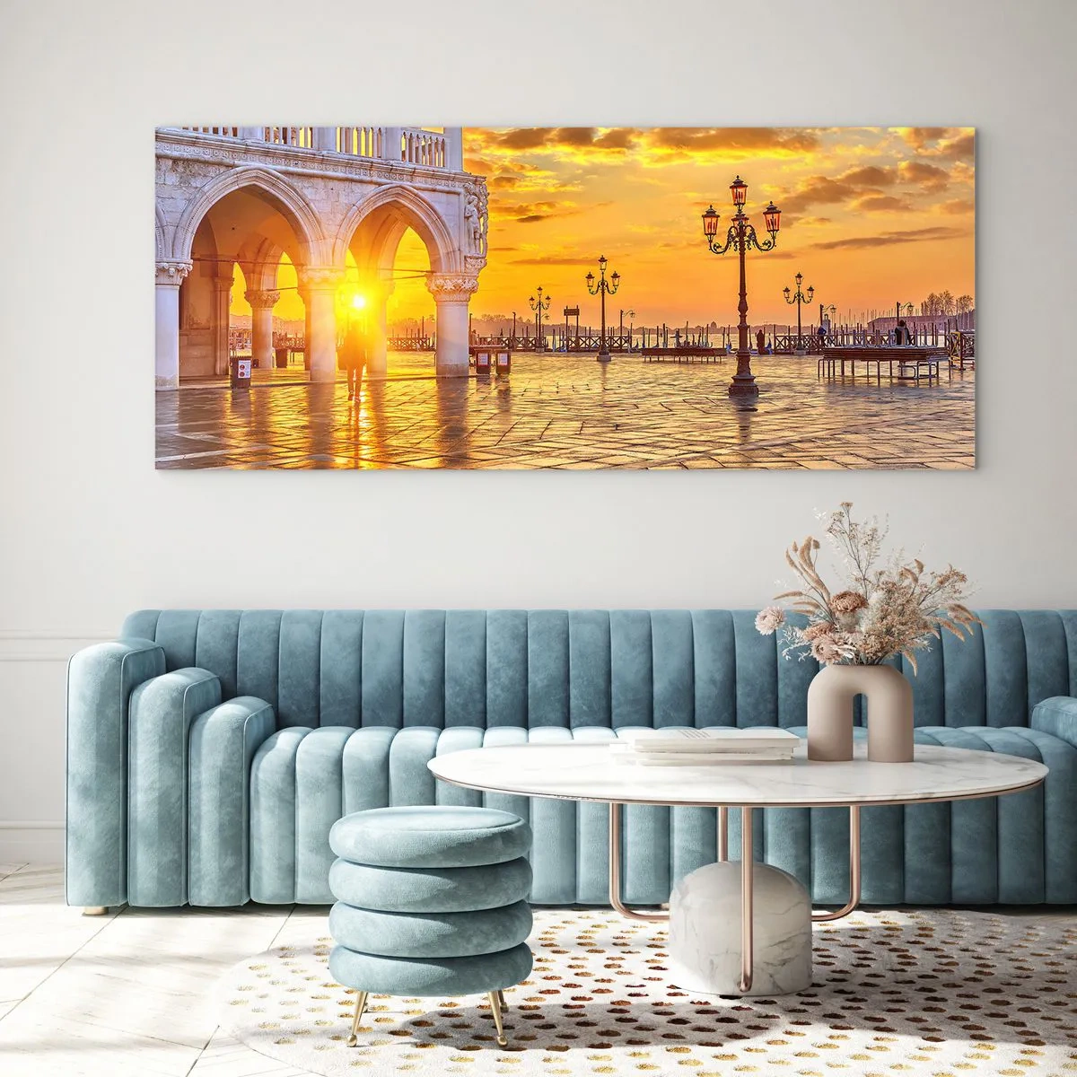 Cuadro sobre vidrio - Impresiones sobre Vidrio - Atardecer dorado en la plaza de la ciudad con arcadas y farolas - 120x50cm - ¿Dónde están todos? - Decoración de pared moderna para salón y dormitorio ARTTOR