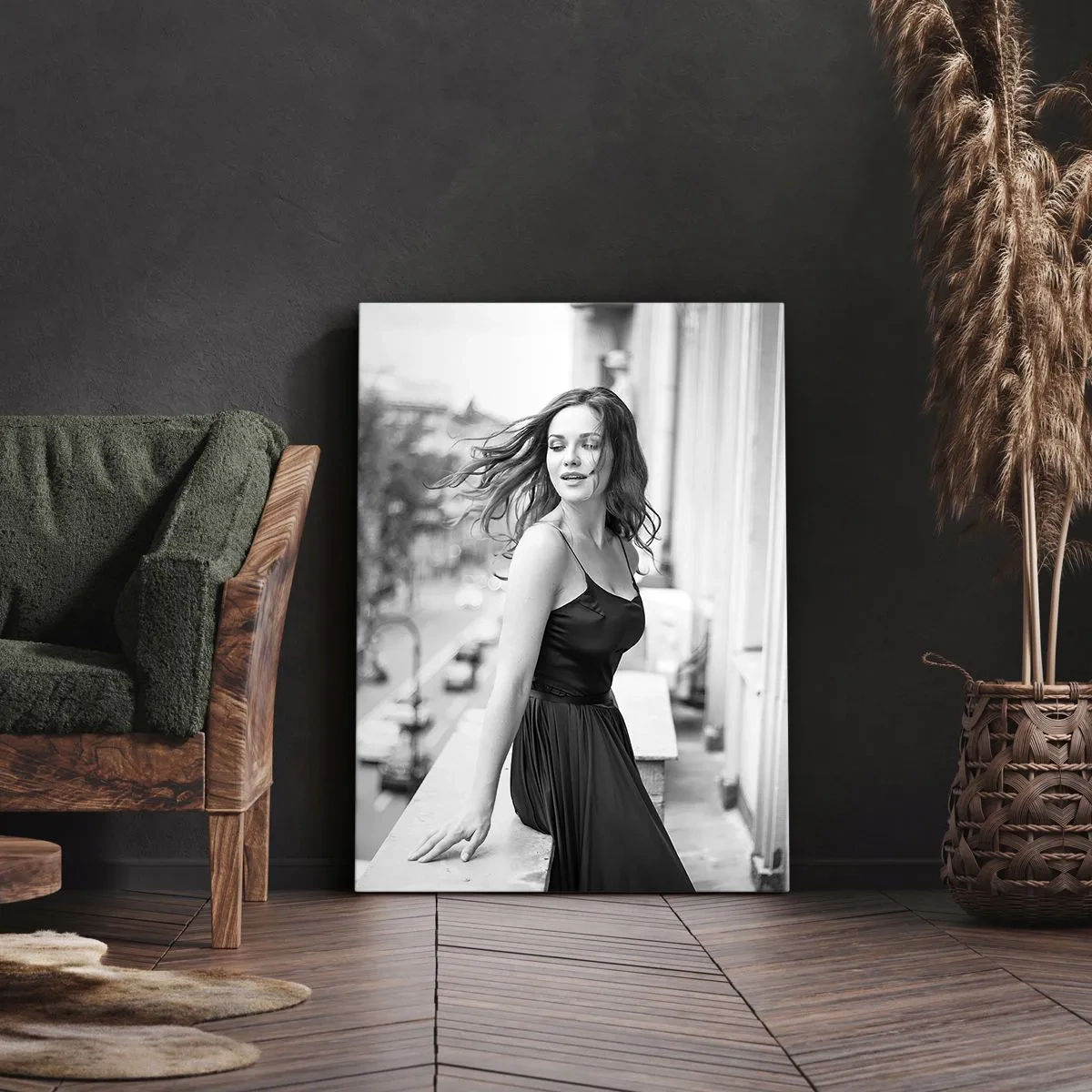Cuadro sobre lienzo - Impresión de Imagen - Fotografía en blanco y negro de una mujer en un balcón. - 50x70cm - Ciertamente, parisina - Decoración de pared moderna para salón y dormitorio ARTTOR