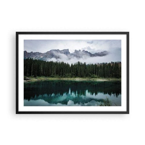 Póster en marco negro - Un paisaje de montaña con un bosque y un lago que refleja el cielo. - 70x50cm - Calla, calla, no despertemos al agua dormida.... - Decoración de pared moderna para salón y dormitorio ARTTOR
