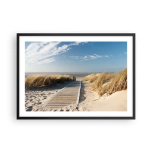 Póster en marco negro - Un camino de madera conduce a través de las dunas hasta el mar en calma. - 70x50cm - Más allá de la duna, en el susurro de la naturaleza - Decoración de pared moderna para salón y dormitorio ARTTOR