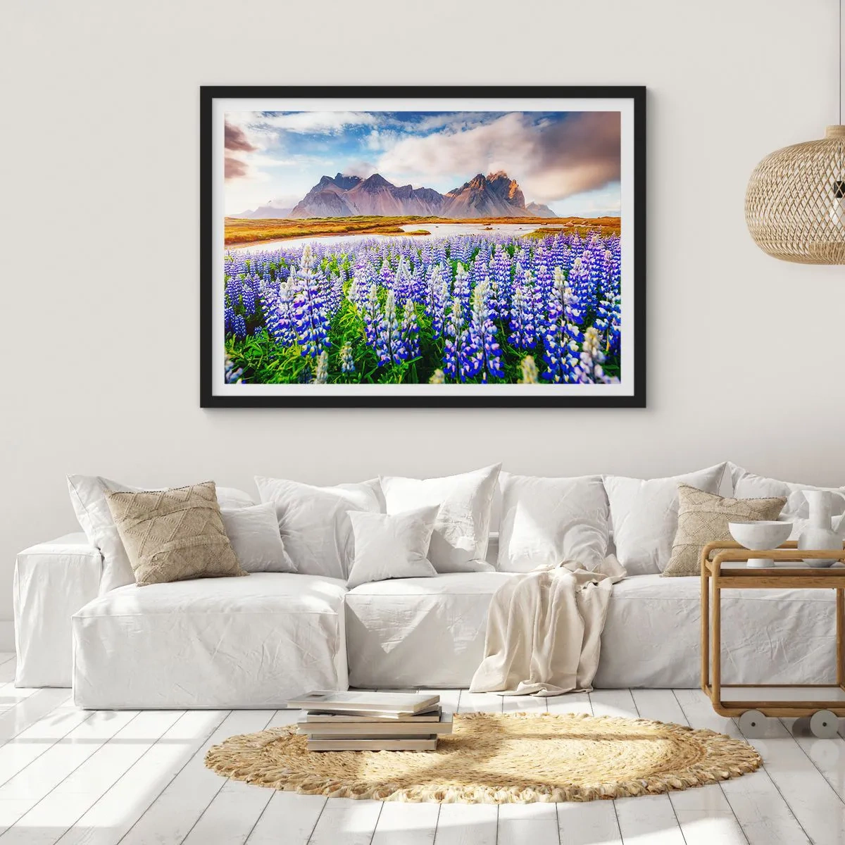 Póster en marco negro - Flores en un paisaje de montaña con un cielo pintoresco. - 70x50cm - La fuerza y la severidad junto a la dulzura - Decoración de pared moderna para salón y dormitorio ARTTOR