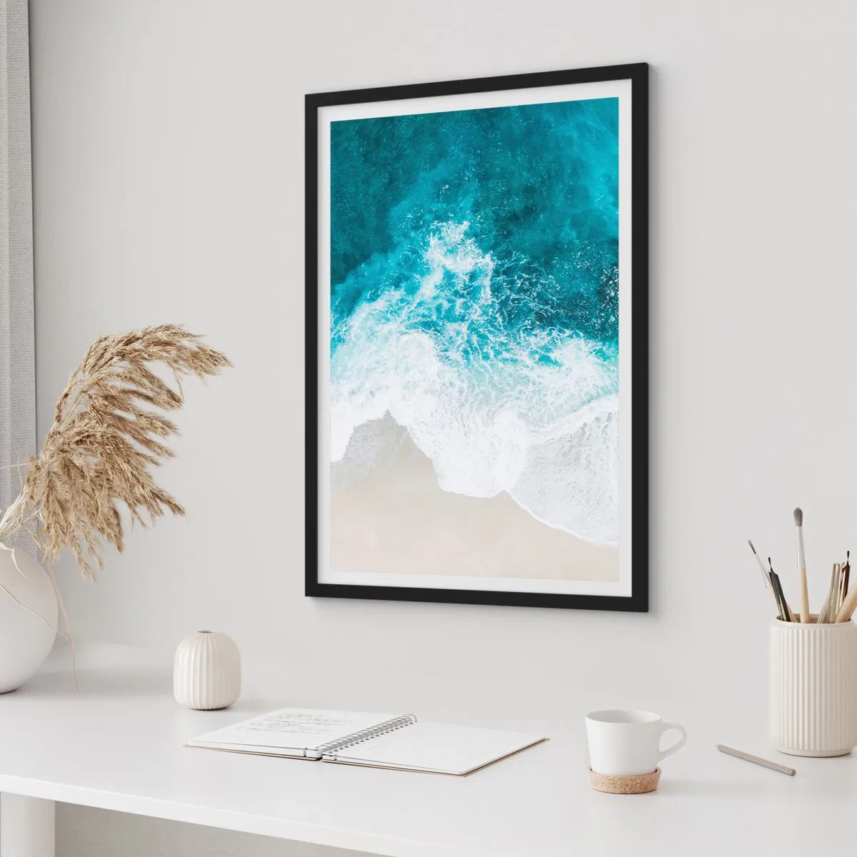 Póster en marco negro - Vista aérea de olas turquesas rompiendo en una playa de arena. - 50x70cm - Una caricia natural - Decoración de pared moderna para salón y dormitorio ARTTOR
