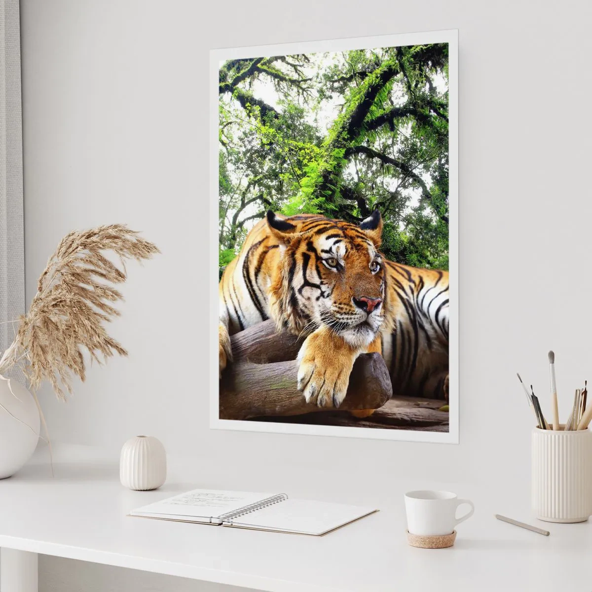 Póster - Un tigre descansando entre los árboles verdes. - 50x70cm - Atentamente - Decoración de pared moderna para salón y dormitorio ARTTOR