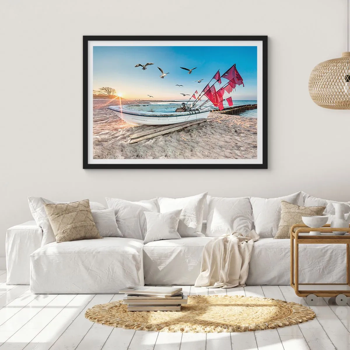 Póster en marco negro - Un barco en la playa al amanecer con gaviotas y banderas rojas. - 70x50cm - Un merecido descanso - Decoración de pared moderna para salón y dormitorio ARTTOR