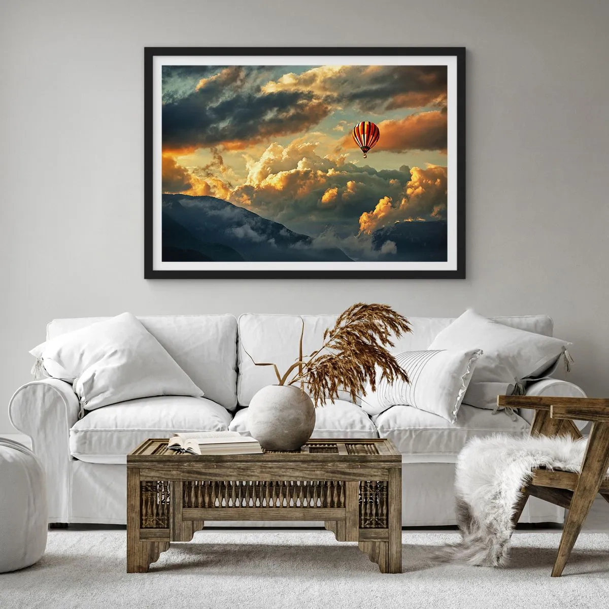 Póster en marco negro - Un globo contra un fondo de nubes dramáticas. - 100x70cm - Vuelo porque quiero - Decoración de pared moderna para salón y dormitorio ARTTOR