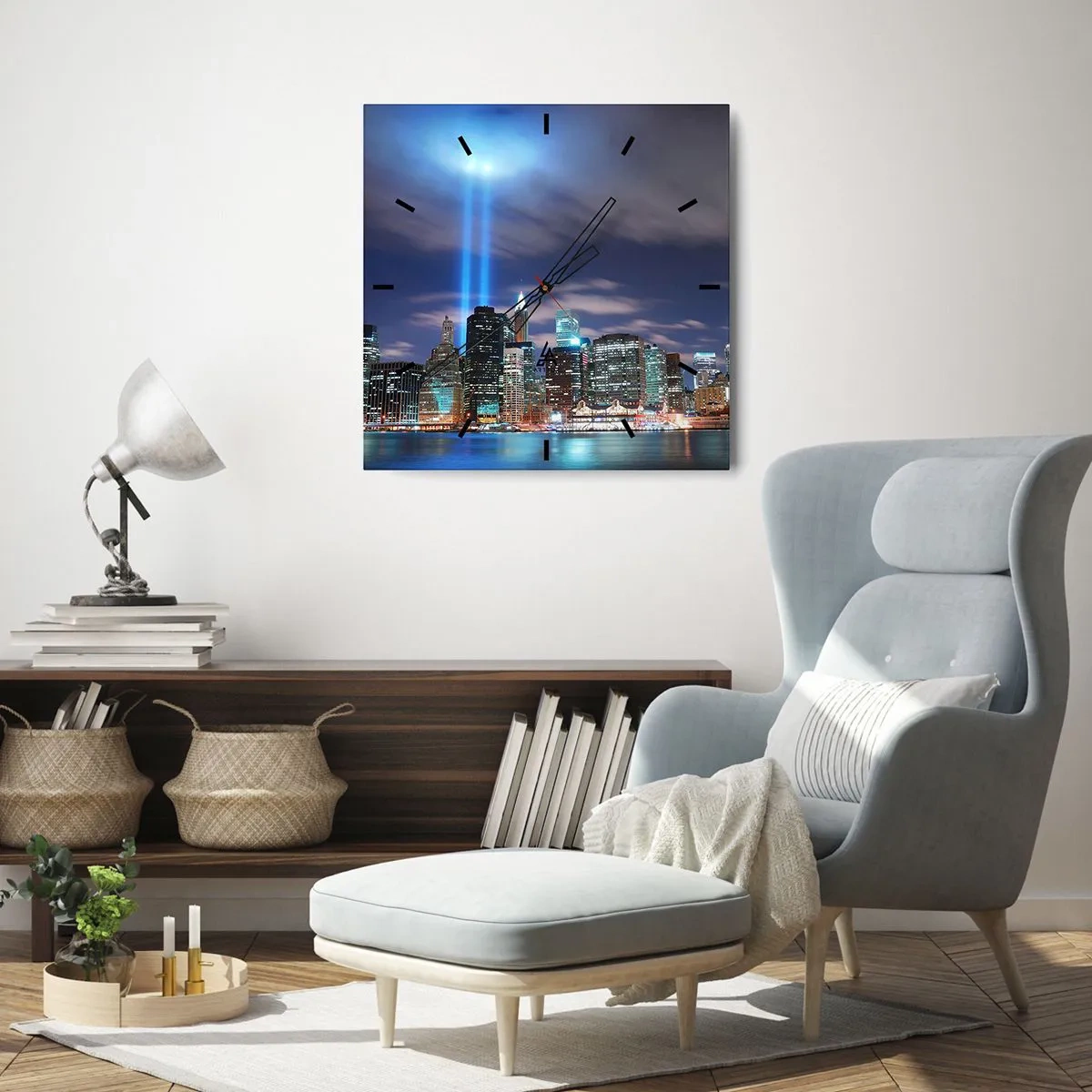 Reloj de pared - Reloj de vidrio - Panorama nocturno de la ciudad con dos rayos de luz brillantes en el cielo - 30x30cm - Con luz para alcanzar el cielo - Decoración de pared moderna para salón y dormitorio ARTTOR