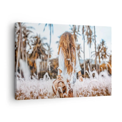 Cuadro sobre lienzo - Impresión de Imagen - Una mujer en un campo de hierba con palmeras al fondo al atardecer. - 70x50cm - Nacida en el plumón de la Tierra - Decoración de pared moderna para salón y dormitorio ARTTOR