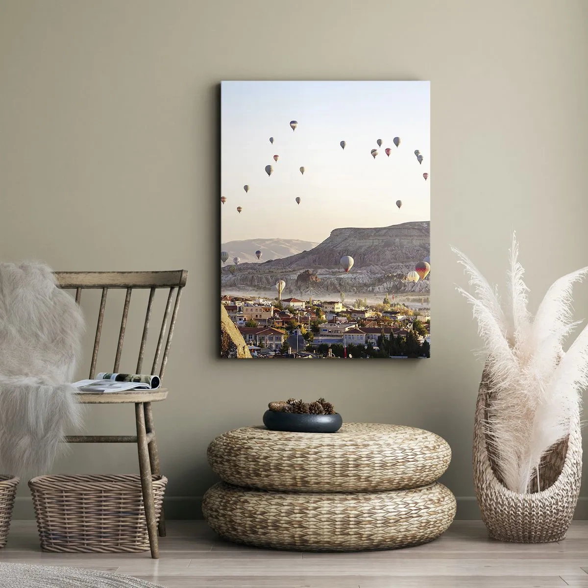 Cuadro sobre lienzo - Impresión de Imagen - Capadocia con globos con el telón de fondo de pintorescas colinas. - 80x120cm - Surcando los cielos - Decoración de pared moderna para salón y dormitorio ARTTOR