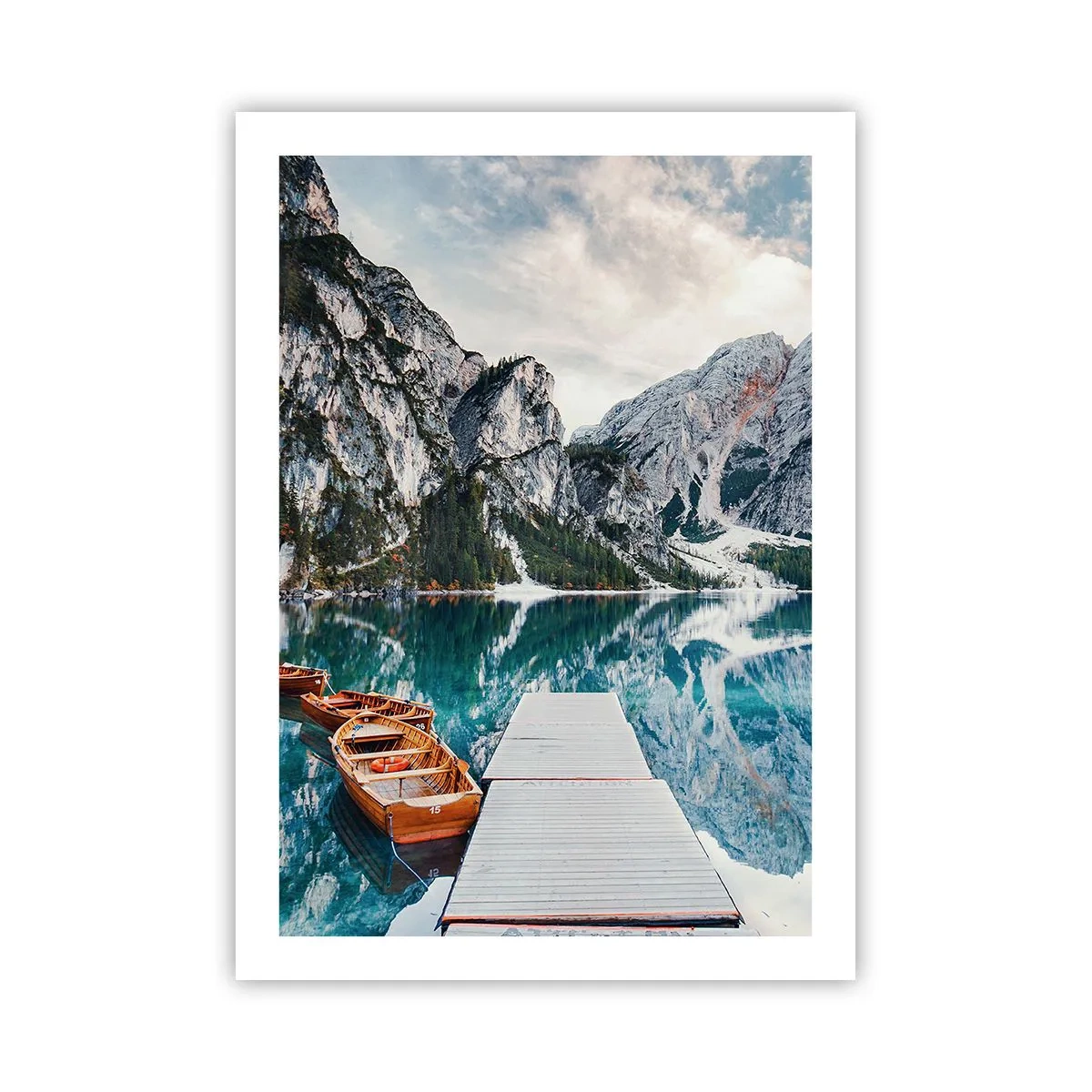 Póster - Un lago de montaña con barcos de madera y un muelle. - 50x70cm - Te mostraremos la fuente de la belleza - Decoración de pared moderna para salón y dormitorio ARTTOR