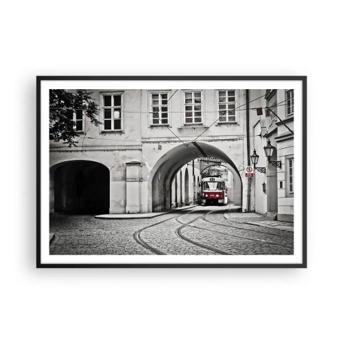 Póster en marco negro - Un tranvía en blanco y negro en una calle histórica de la ciudad. - 100x70cm - A través del laberinto urbano - Decoración de pared moderna para salón y dormitorio ARTTOR