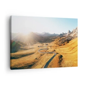 Cuadro sobre lienzo - Impresión de Imagen - Un camino sinuoso en las montañas iluminado por el sol poniente. - 70x50cm - En un valle dorado - Decoración de pared moderna para salón y dormitorio ARTTOR