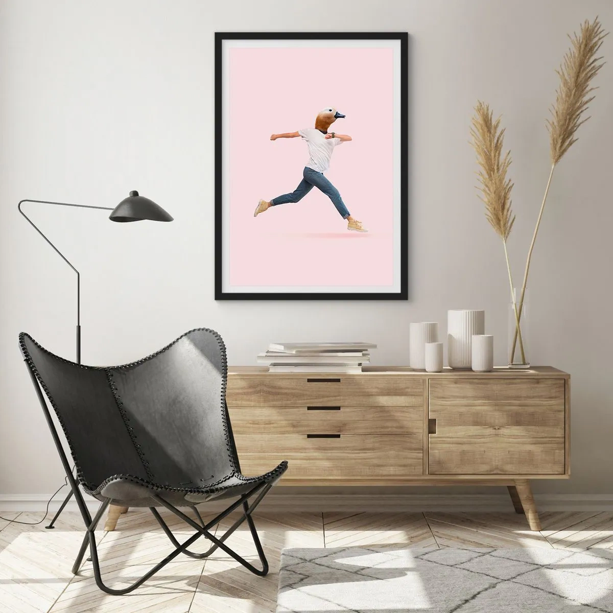 Póster en marco negro - Una figura corriendo con cabeza de pájaro sobre un fondo rosa. - 50x70cm - Una pizca de absurdez - Decoración de pared moderna para salón y dormitorio ARTTOR