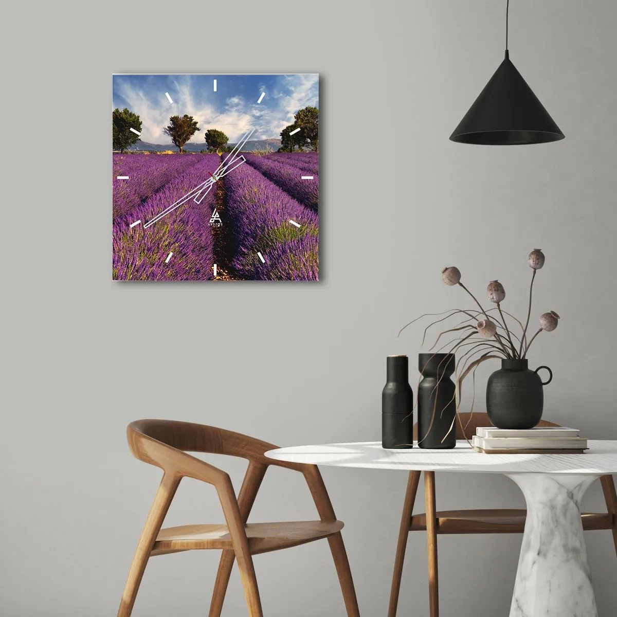 Reloj de pared - Reloj de vidrio - Un campo de lavanda con árboles con el telón de fondo de montañas y cielo. - 30x30cm - Campos de lavanda - Decoración de pared moderna para salón y dormitorio ARTTOR
